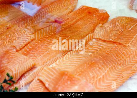Roher Lachs Fisch Filet Steak auf Eis auf dem Fischmarkt. Große Auswahl an frischem Fisch und Meeresfrüchten, norwegischer Lachs filet. Keto essen und gesunde Ernährung Stockfoto