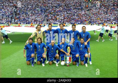 Berlin, Deutschland, 07.09.2006: FIFA Fußball-Weltmeisterschaft Deutschland 2006, Italienische Fußballnationalmannschaft in der Italien-frankreich final: Gianluigi Buffon, Marco Materazzi, Luca Toni, Fabio Grosso, Francesco Totti, sitzenden Gennaro Gattuso, Andrea Pirlo, Mauro German Camoranesi, Fabio Cannavaro, Gianluca Zambrotta, Simone Perrotta. Stockfoto