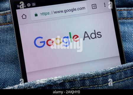 Die Website von Google Adds wird auf dem Smartphone in der Jeans-Tasche versteckt angezeigt Stockfoto