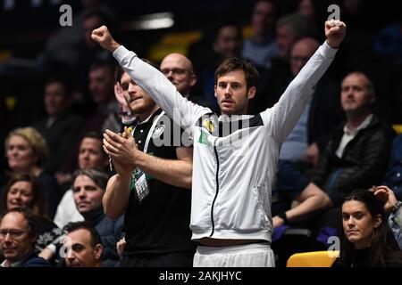 Trondheim, Norwegen. 09 Jan, 2020. Handball: Em, Deutschland - Niederlande, Vorrunde, Gruppe C, 1.Spieltag. Uwe Gensheimer (M) aus Deutschland cheers auf seiner Mannschaft von der Tribüne. Er erhielt eine rote Karte während des Spiels. Credit: Robert Michael/dpa-Zentralbild/dpa/Alamy leben Nachrichten Stockfoto