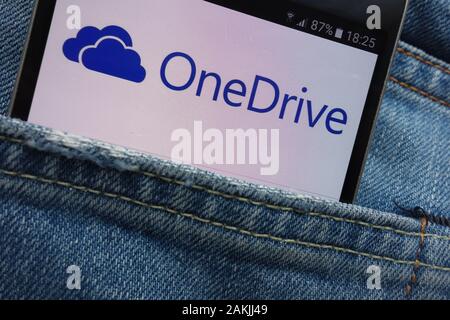 Die Microsoft OneDrive-Website wird auf dem Smartphone in der Jeans-Tasche versteckt angezeigt Stockfoto