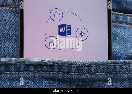 Die Microsoft Word-Website wird auf dem Smartphone in der Jeans-Tasche versteckt angezeigt Stockfoto