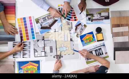 Architekten und Designer arbeiten an Farbauswahl für Haus Stockfoto