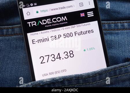 S&P 500-Index wird auf der Website Trade.com auf dem Smartphone in der Jeans-Tasche versteckt angezeigt Stockfoto