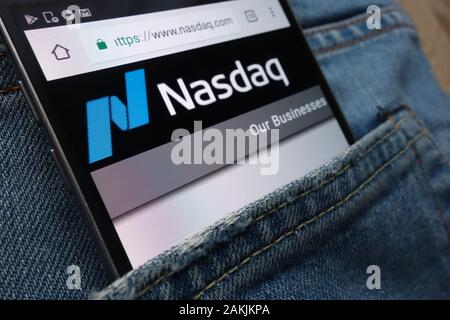 Nasdaq-Website auf Smartphone in Jeanstasche versteckt Stockfoto