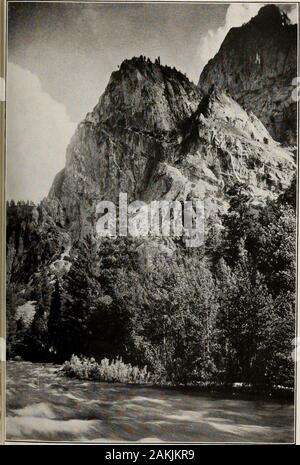 Die Nationalparks Portfolio. Foto von J. N. Lc Conic Tehipite Dome, 3.000 Fuß steil über dem Kings River. Foto: S. H. Willard Grand Sentinel, hoch aufragende 3.500 Fket über ihe Fluss, ist eines der Merkmale der Kings River Canyon ES 8 Könige UND KERN SCHLUCHTEN [lEIvIv außerhalb der Parks Grenzen und mit Blick auf sie aus dem Weast die erstaunliche, zerklüfteten Sierra gebiert in glazialen charabersto zwei edlen Flüsse. Hundert Tausend Bäche rieseln froml | Der ewige Schnee; Zehntausend resultierende Brooks brüllen downthe felsige Abhänge; Hunderte von daraus resultierenden Bäche schwellen ihre turbulente, Trou Stockfoto