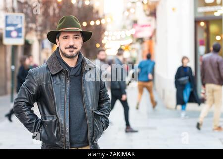 Reifer Mann mit Hut und Jacke stehen auf der Straße mit Platz für Text kopieren Stockfoto