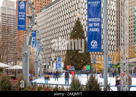 Detroit, Michigan - Skater auf der Eisbahn im Campus Martius Park. Stockfoto