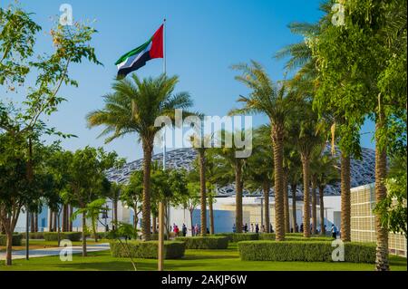 Der Louvre Abu Dhabi auf Saadiyat Island in der Nähe der Hauptstadt der Vereinigten Arabischen Emirate Stockfoto