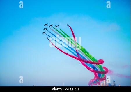 Al Fursan Aerobic Flying Display Team erstellt einen DNA-Strang im Iar oberhalb von Abu Dhabi, Vereinigte Arabische Emirate Stockfoto