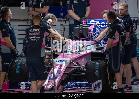 Sergio Perez SportPesa Racing Point Team Formel-1-Auto in der Garage 2019 Rennen in Abu Dhabi Stockfoto