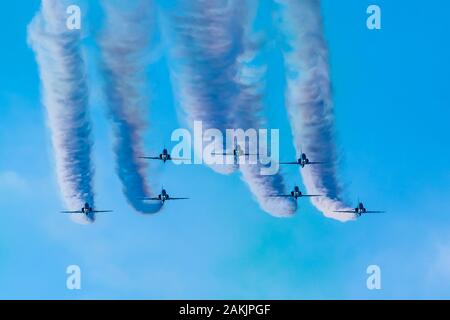 Saudi Hawks sind ein mit BAE (British Aerospace) Hawk ausgerüstetes Kunstflugteam der Royal Saudi Air Force. Diese Anzeige war im Dezember 2019 in Abu Dhabi Corniche Stockfoto