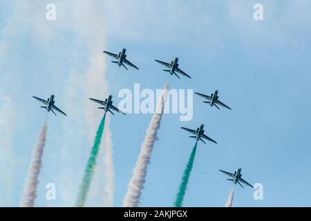 Saudi Hawks: BAE Hawk T1A-Flugzeuge der Royal Saudi Arabian Air Force Flying Display Team im Einsatz Stockfoto