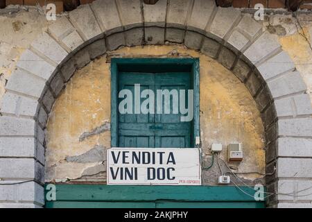 Vendita Vini DOC Zeichen, Zeichen für eine Weinhandlung in Italien - Turriaco, Friaul Julisch Venetien, Italien Stockfoto