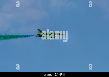 Saudi Hawks: BAE Hawk T1A-Flugzeuge der Royal Saudi Arabian Air Force Flying Display Team im Einsatz Stockfoto