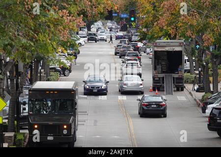 Burbank, CA/USA - Dezember 30, 2019: Downtown Fahrzeugverkehr entlang San Fernando Blvd. ist während des Tages dargestellt. Stockfoto