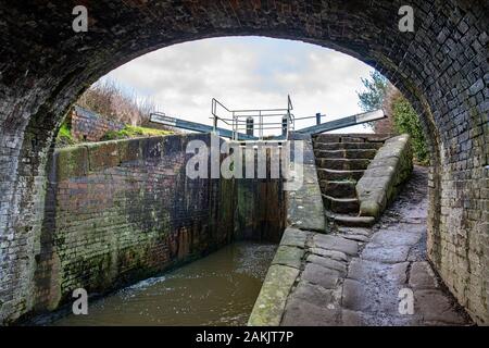 Blick unter die Brücke Nr. 27 in Richtung der Schleuse am Shropshire and Union Canal in Cheshire UK Stockfoto