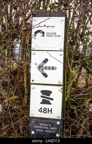 Informationen und Zeichen auf dem Shropshire Union Canal in Northwich Cheshire UK Stockfoto