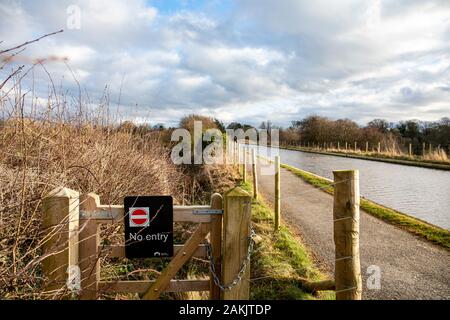 Keinen Eintrag, Kanal und Fluss Vertrauen Zeichen auf dem verschlossenen Tor neben und Shropshire Union Canal mit leinpfad in Cheshire UK Stockfoto