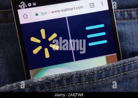 Walmart Website angezeigt auf dem Smartphone in Jeans Tasche versteckt Stockfoto