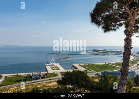 Baku, Aserbaidschan - November 14, 2019: Baku Ferris Wheel, auch bekannt als die Baku Auge ist ein Riesenrad auf dem Boulevard, Aserbaidschan Baku am Kaspischen Meer. Stockfoto