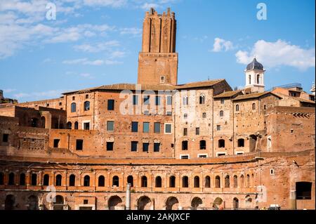 Mercati di Traiano oder Trajans Markt ist ein restaurierter alter römischer Einkaufskomplex und Forum Stockfoto