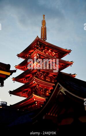 Die spektakuläre Buddhistische Tempel der Sensoji in Asakusa beleuchtet am Abend. Bestehend aus 5 Etagen ist die zweitgrößte ist in Tokio Stockfoto