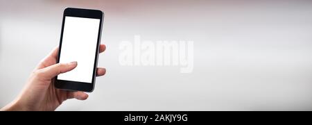 In der Nähe der weiblichen Hand Telefon Mit Leerer Bildschirm Stockfoto