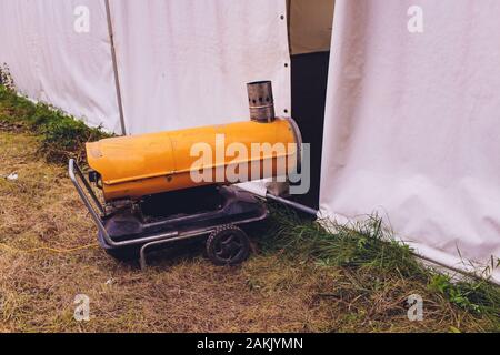 Das Heizelement der Schlag Heizung war in Rot in einem dunklen Raum beheizt. Die Heißluftpistole ist an das Stromnetz angeschlossen und erwärmt die Luft, die in der Stockfoto
