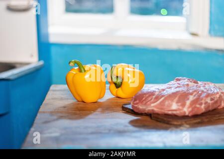 Frisches Fleisch und Paprika liegen auf dem Küchentisch Stockfoto