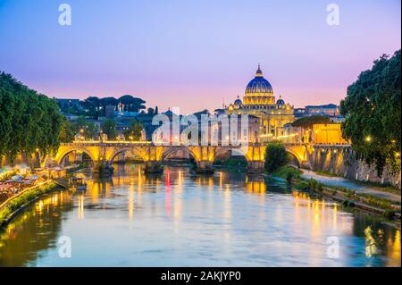 Blick auf die Sommernacht auf die Burg Saint Angelo am Ufer des Tiber in Rom, Italien. Entworfen und gebaut von dem römischen Kaiser Hadrian Stockfoto