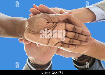 Flagge der Vereinten Nationen, Integration einer multikulturellen Gruppe junger Menschen Stockfoto