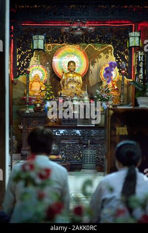 Buddhistischer Spruch eines Betts im Chua Phap Bao buddhistischen Tempel, Hoi An Vietnam Stockfoto