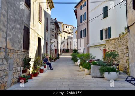 Entlang der Suche gepflegte Straße in der kleinen kroatischen Stadt Bale, Istrien Stockfoto