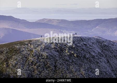 Wanderer auf dem Berge der Helvellyn Bereich, mit den Solway Firth und Galloway Hügel in der Ferne Stockfoto