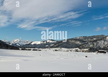 Winterlandschaft mit einem Verschneiten Haus im Skigebiet Reit im Winkl, Bayern Stockfoto