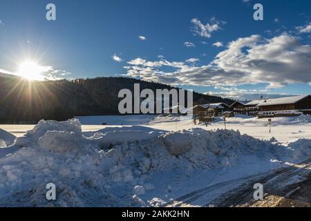 Winterlandschaft mit einem Verschneiten Haus im Skigebiet Reit im Winkl, Bayern Stockfoto