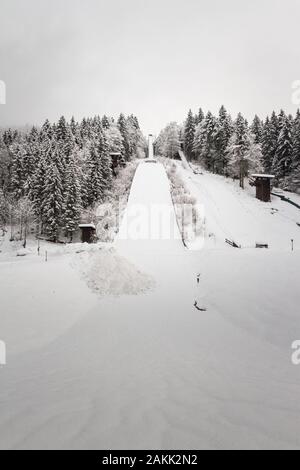 Blick auf die schneebedeckten Ski Jump arena Skifahrer im Skigebiet Reit im Winkl, Bayern Stockfoto