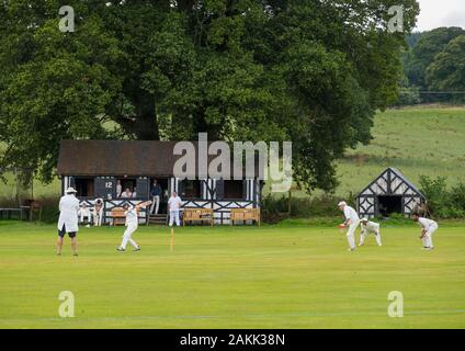 Cricket Match bei burwarton Cricket Club, Shropshire. Stockfoto