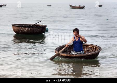 Fischer in einem traditionellen runden geflochtenen Korb Boot, Cham Insel weg historischen Hoi An Vietnam Stockfoto