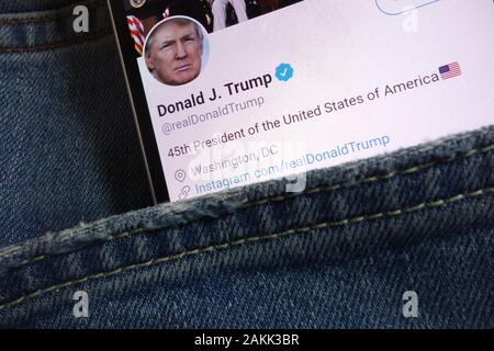 Twitter Seite für Donald Trump auf dem Smartphone in Jeans Tasche versteckt angezeigt Stockfoto