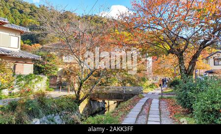 Philosoph's Walk (japanischer Name: Tetsugaku no Michi) Pfad mit Cherry-Trees auf beiden Seiten einer der Kanal im Herbst - Kyoto, Japan Stockfoto