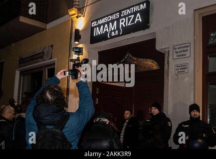 Berlin, Deutschland. 09 Jan, 2020. Polizisten und Journalisten stehen vor der Imam Reza Moschee. In der Moschee war ein Trauergottesdienst fuer die iranische allgemeine Soleimani, die absichtlich von den USA getötet wurde. Nicht weit von der Moschee gab es eine Gegendemonstration. Credit: Paul Zinken/dpa/Alamy leben Nachrichten Stockfoto