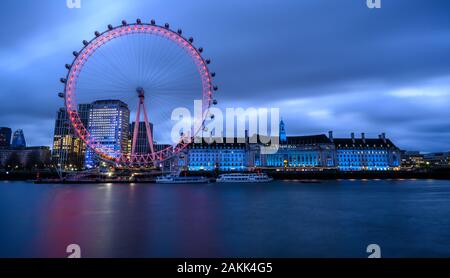 Themse, London, UK. 9. Januar 2020. UK Wetter: Die Lichter des legendären London Eye und der County Hall Gebäude entlang der South Bank bringen Helligkeit auf einer ansonsten langweiligen und düsterer Morgen in Central London. Credit: Celia McMahon/Alamy Leben Nachrichten. Stockfoto