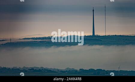 Emley Moor TV Sender Mast von Beacon Hill, Bradford, West Yorkshire genommen Stockfoto