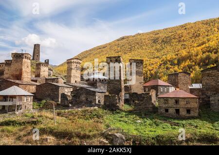 Svan Türme im Dorf Ushguli gegen den Hintergrund der Herbst Wald am Berghang. Schöne Berglandschaft. Kaukasus Reisen. Georgien, Obere Sva Stockfoto