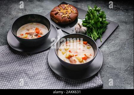 Finnische traditionelle Lachs Suppe mit Sahne. Kalakeitto. Fischsuppe mit Kartoffeln und Karotten. Stockfoto