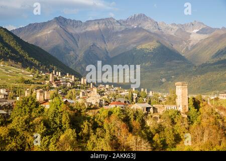 Luftaufnahme von Mestia mit traditionellen Svan Türmen. Schönen Herbst Berglandschaft. Kaukasus Reisen. Georgien, obere Swanetien Stockfoto