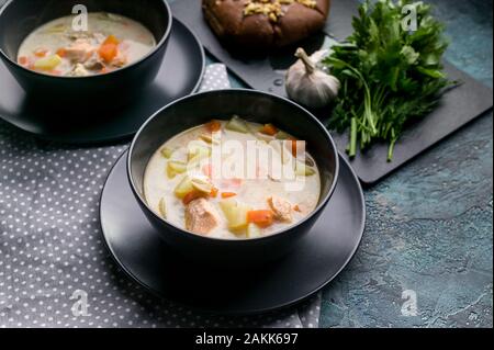 Close up Finnische traditionelle Lachs Suppe mit Sahne. Kalakeitto. Fischsuppe mit Kartoffeln und Karotten. Stockfoto