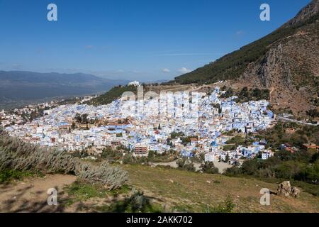 Chefchaouen (Chaouen) und Umgebung vom Hügel mit Moschee Bouzaafer (auch als Spanische Moschee oder Mosquee Jemma Bouzafar bekannt) Stockfoto